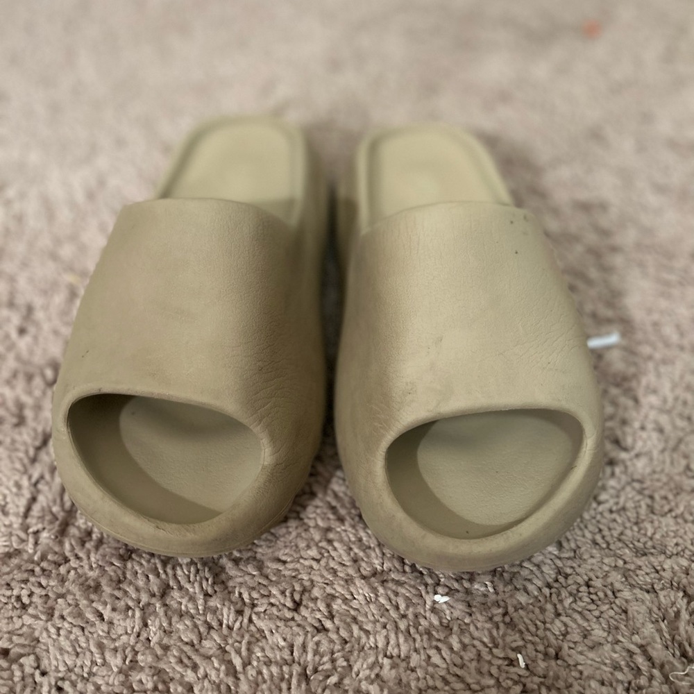 Yeezy slides - Picture 4 of 5